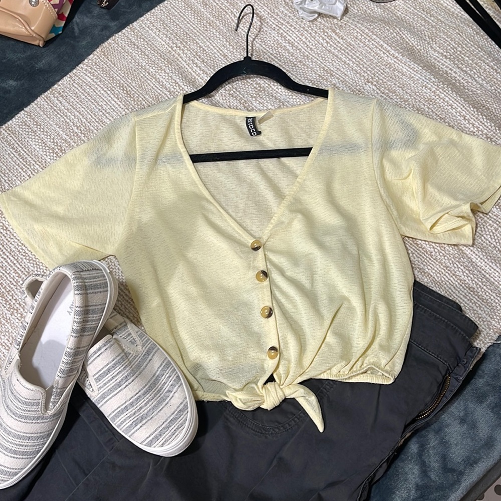 HM Divided Short Sleeve Tie Front Top Lt Yellow  - M NWOT